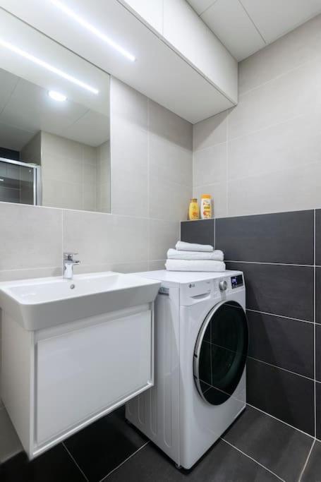 Appartamento Tiny Flat, 1gb Wifi, Smart Tv, Air Condition Praga
