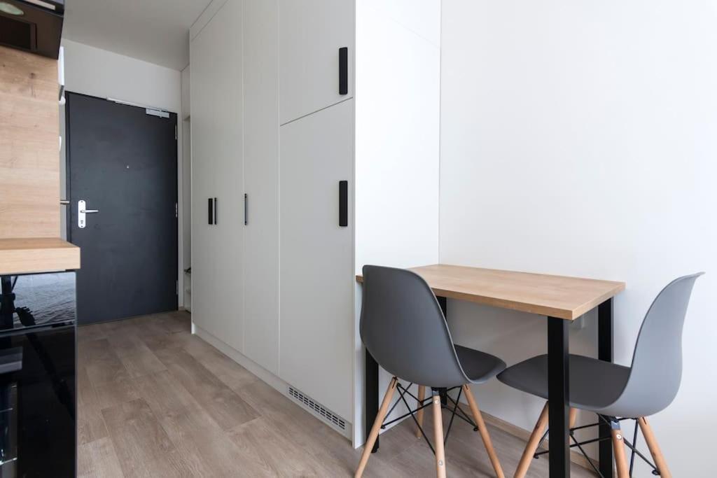 Tiny Flat, 1gb Wifi, Smart Tv, Air Condition * Praga