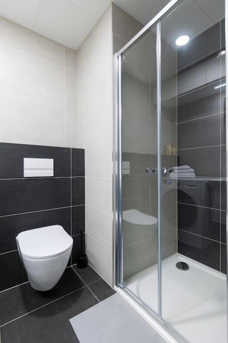 Tiny Flat, 1gb Wifi, Smart Tv, Air Condition