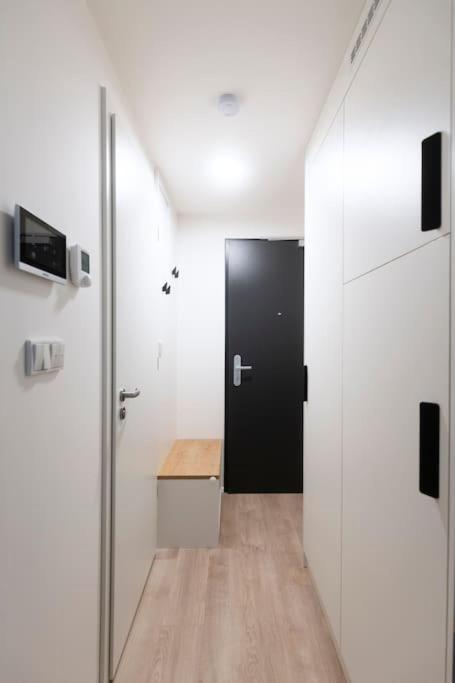 Tiny Flat, 1gb Wifi, Smart Tv, Air Condition * Praga